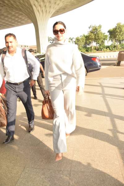 दीपिका पादुकोण आज सुबह सुबह मुंबई एयरपोर्ट पर देखी गईं। वो मुंबई से बैंगलोर के लिए रवाना हुईं।