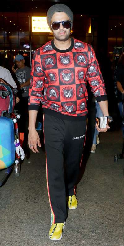 टीवी के जानेमाने होस्ट मनीष पॉल को हाल ही मुंबई एयरपोर्ट पर स्पॉट किया गया। इस फोटो में मनीष काफी कलरफुल अंदाज में नजर आए।