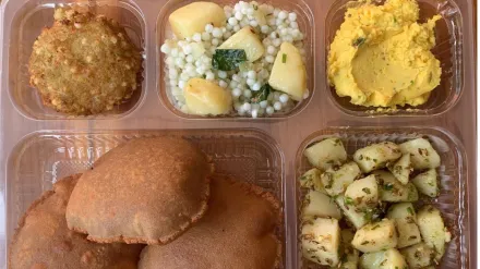 Indian Railways Free Food: रेल यात्रियों को इन ट्रेनों में फ्री मिलता है खाना! देखें लिस्ट