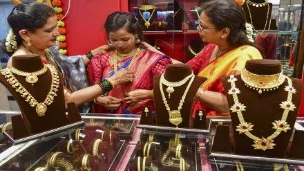 सोना लहराया पहुंचा ऑल टाइम हाई पर, चांदी और ₹1000 महंगी, जानें आज का भाव 