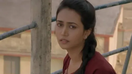 पंचायत की रिंकी ने बदली टोली, मां से प्रधानी छिनते ही दुश्मन के साथ दिए पोज, लोग बोले- 'अलगे फ्रॉड चल रहा है'