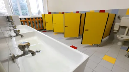 वॉशरूम में 'खून के धब्बे' देख स्‍कूल ने छात्राओं से की गंदी हरकत, पीरियड्स चेक के नाम पर जबरन उतरवाए कपड़े