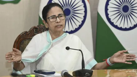 बंगाल में स्वतंत्रता सेनानियों को आतंकवादी बताने पर विवाद, BJP ने ममता सरकार पर साधा निशाना