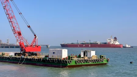 Iran-US War: अमेरिका और ईरान में फिर छिड़ सकती है भीषण जंग, ट्रंप होर्मुज से विस्फोटक माइन्स हटाने को भेज रहे आर्मी