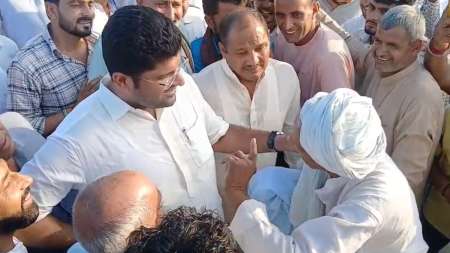 दुष्यंत चौटाला से बहस करते बुर्जुग- India TV Hindi