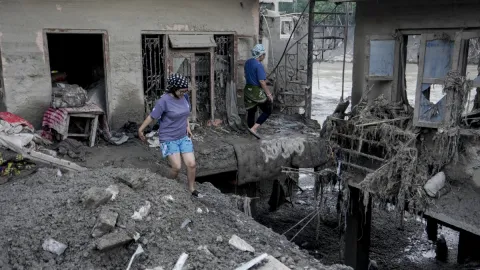 नेपाल में शव रखने की जगह नहीं, एयरटाइट बैग में रखकर दफना रही सरकार, लोगों से भोटेकोशी नदी से दूर जाने की सलाह