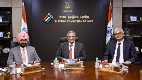 आरोपों पर चुनाव आयोग ने जारी किया बयान, कहा- सभी निर्णय बहुमत से हुए, सिर्फ कुछ ही नोट्स दिखाए जा रहे