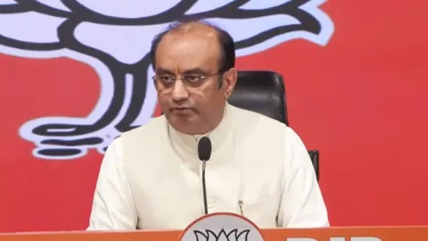 'राहुल गांधी में समझ और ज्ञान की कमी, असलियत को समझ नहीं पाते', ज्ञानेश कुमार-SIR के मुद्दे पर BJP का पलटवार