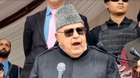 फारूक अब्दुल्ला का विवादित बयान, कहा- 'कश्मीर मुद्दे को पाकिस्तान ने जिंदा रखा, दिल्ली से हमें उम्मीद नहीं'