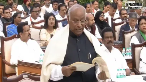 'CEC ज्ञानेश कुमार को हटाया जाए, नागरिकों के वोट का अधिकार गंभीर खतरे में', मॉक संसद में बोले खरगे