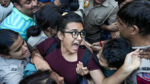 'हम पीस बॉन्ड पर साइन नहीं करेंगे', दिल्ली HC से झटका मिलने के बाद बोलीं नेहा बोरा, जानें और क्या कहा