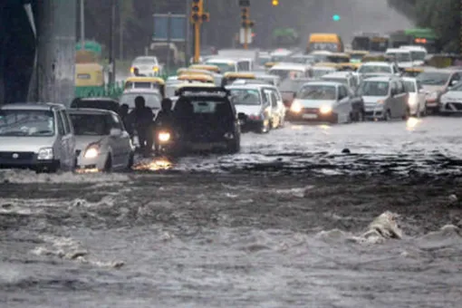 दिल्ली-एनसीआर में भारी बारिश, कई जगहों पर जलजमाव, सड़कों पर फंसे लोग- India TV Hindi