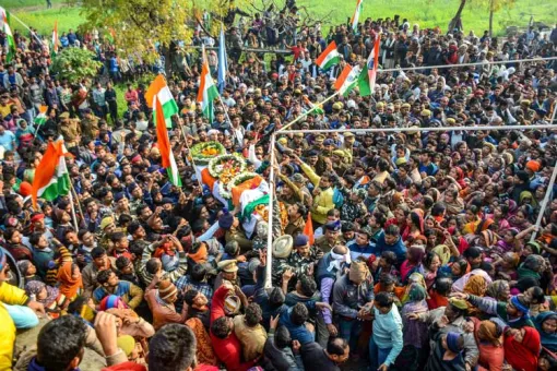 A large number of people attend the funeral procession of...- India TV Hindi