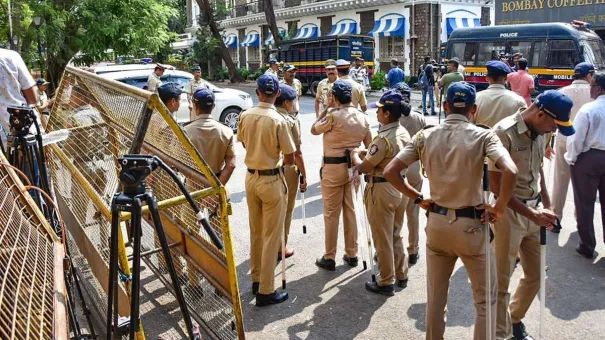 'लॉरेंस बिश्नोई का आदमी आने वाला है मुम्बई, बड़ी घटना को देगा अंजाम', पुलिस कंट्रोल रूम में आए कॉल से मचा हड़कंप