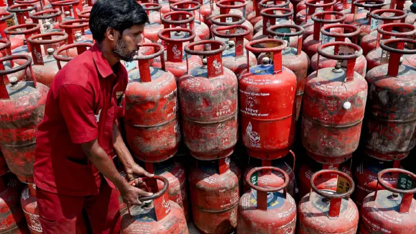 जिनके घर में पाइप वाली रसोई गैस का कनेक्शन है, उन्हें अब नहीं मिलेगा LPG सिलेंडर, सरकार का बड़ा फैसला