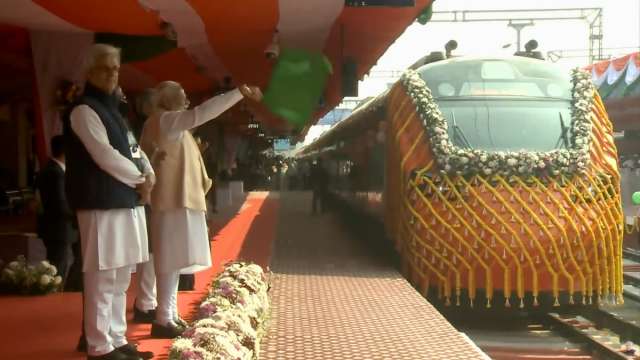Vande Bharat Sleeper Train: पीएम मोदी ने देश को दी वंदे भारत स्लीपर की  सौगात, जानिए किराया, रूट, स्टॉपेज और लग्जरी सुविधाएं - India TV Hindi