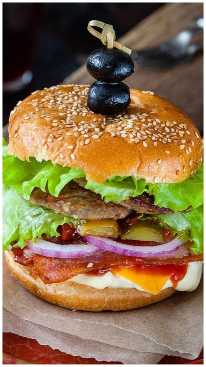 हमेशा याद रहेगा इन जगहों के Burger का स्वाद, हर बाइट पर कहेंगे-वाह