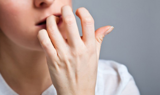 अगर नाखून चबाने की आदत रखती हैं आप तो अपनाए ये तरीका फिर देखें जादू