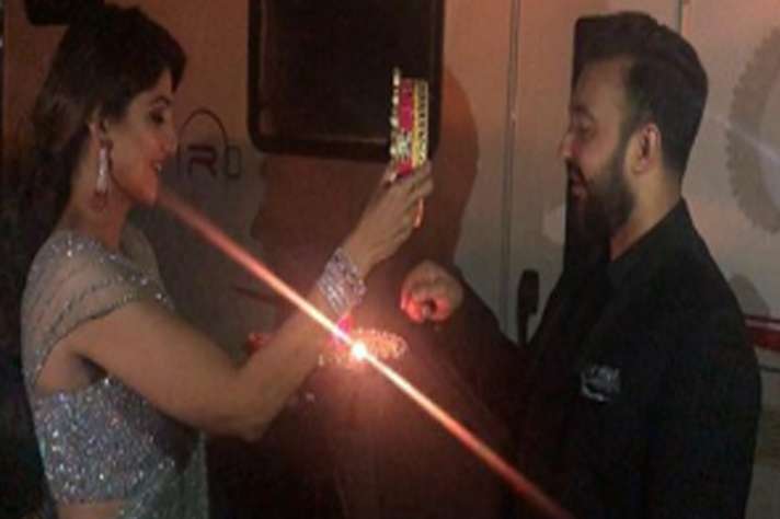 Bollywood celebrates Karwa Chauth 2018! Shilpa Shetty make it special: नहीं  दिखा चांद तो श्रीलंका में इस तरह शिल्पा ने पति राज के साथ कुछ इस तरह मनाया करवा  चौथ, देखें फोटो -