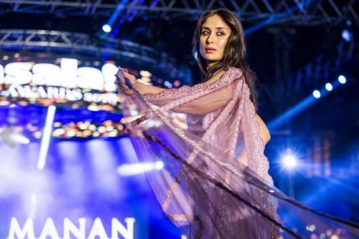 Kareena Kapoor Walks The Ramp For Masala Awards And Kartik Aryan And Ayesha Omar At Dubai Masala Award 2018 द बई म ह रह मस ल अव र ड म कर न कप र न द लकश अ द ज म