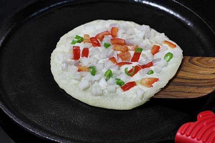 Instant Sooji Uttapam Step Recipe Recipe Recipe द म नट म इस तरह बन ए स व द ष ट और ह ल द स ज उत तपम य ह र स प India Tv Hindi News