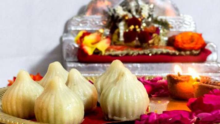 ganesh chaturthi 2019 modak bhog lord ganpati favourite sweet how to make  within 15 minutes: भगवान गणेश को करना है खुश तो 15 मिनट में घर पर बनाए  स्वादिष्ट मोदक - India TV Hindi News