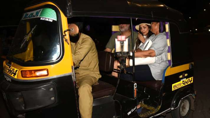 Malaika Arora Enjoys Auto Rickshaw Ride With Parents Latest News Pics मल इक अर ड न लग जर क र छ ड ऑट म क सव र फ म ल स ग आई नज र India Tv Hindi News