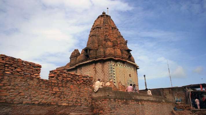 कराची का 200 साल पुराना लक्ष्मी नाराययण मंदिर मुस्लिम युवाओं के लिए आजीविका का एक स्रोत - India TV Hindi कराची का 200 साल पुराना लक्ष्मी नाराययण मंदिर मुस्लिम युवाओं के लिए आजीविका का एक स्रोत - India TV Hindi