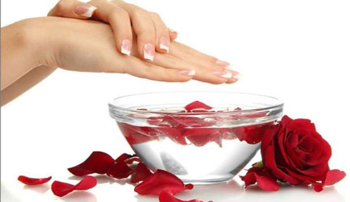 Rose Water Benefits: Know How To Use Gulab Jal In Skin For Glowing Skin  Pimple wrinkles :मुहांसों से छुटकारा पाना है तो गुलाब जल का इस तरह करें  इस्तेमाल, जल्द दिखेगा असर -