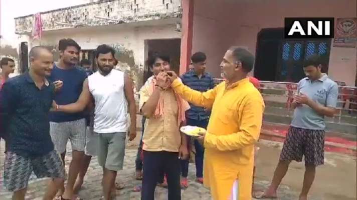 Kanpur Bikaru Village Distribute Sweets After Vikasdubey Killed In Encounter व क स द ब क एनक उ टर क खबर स नन क ब द उसक ग व ब कर म ब ट म ठ इय India Tv Hindi News