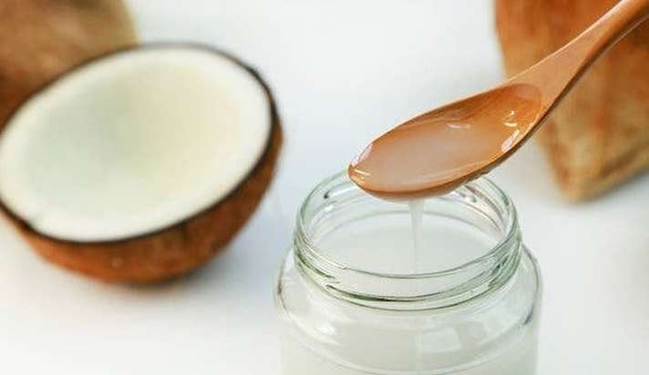 benefits of using coconut oil on your face overnight:रात में चेहरे पर लगाएं  नारियल का तेल, मिलेंगे कमाल के फायदे