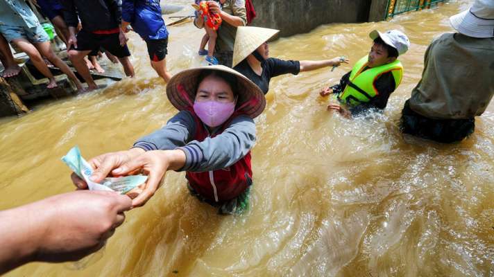 Vietnam Cyclone And Landslike Killed Injured व यतन म म त फ न भ स खलन स भ र तब ह अब तक 35 क म त दर जन ल पत India Tv Hindi News