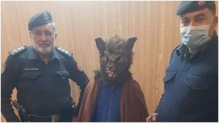 Scary Mask Man In Pakistan Peshawar On New Year Eve Arrested By Police Viral Photo प क स त न म इस शख स न लग य ऐस म स क गल य म मच भगदड India Tv Hindi News