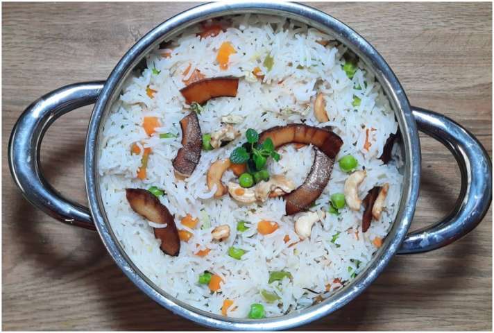 Easy recipe of rice with matar instant recipe of pulav-Recipe: नहीं है घर में ज्यादा सामान तो इस तरह से बनाएं चावल, आएगा पुलाव का स्वाद - India TV Hindi News