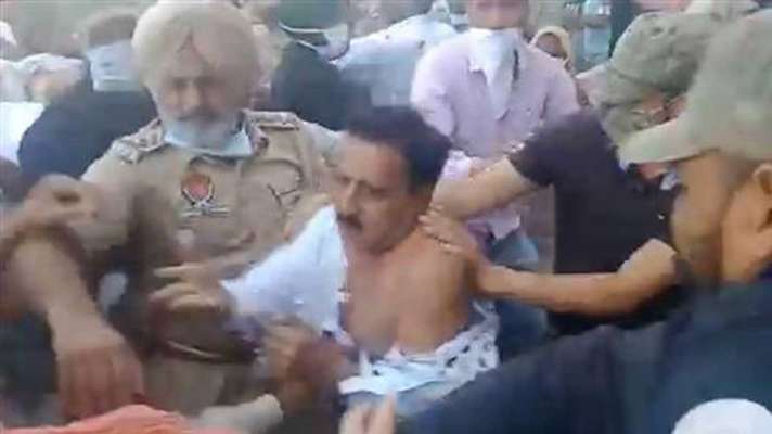 Farmers tear clothes of BJP MLA Arun Narang in Punjab on protest farm laws  | कृषि कानूनों से गुस्साए पंजाब के किसानों ने भाजपा विधायक के कपड़े फाड़े -  India TV Hindi News