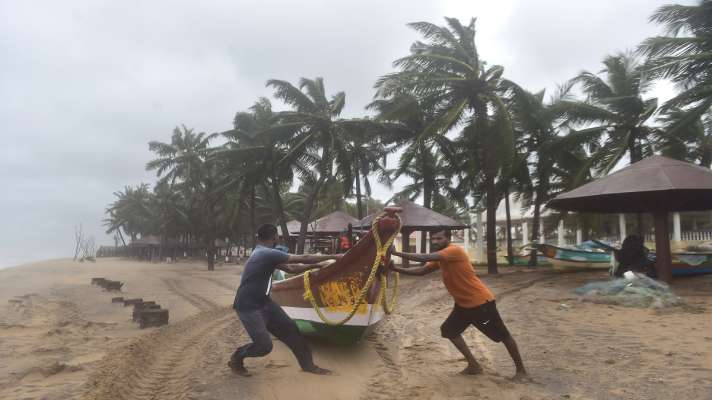 cyclone tauktae NDRF team ready affected area kerla karnataka goa maharashtra gujarat imd weather alert | चक्रवाती तूफान से निपटने के लिए NDRF तैयार, 24 टीमें तटवर्ती इलाकों में तैनात - India