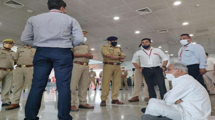 Chhattisgarh CM Bhupesh Bhagel stopped at lucknow airport छत्तीसगढ़ के  मुख्यमंत्री को लखनऊ एयरपोर्ट पर रोका गया, धरने पर बैठे - India TV Hindi News