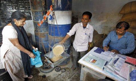 अगर आपको मिल रहा है महंगा राशन तो ऐसे करें शिकायत, सरकार लेगी तुरंत एक्शन अगर आपको मिल रहा है महंगा राशन तो ऐसे करें शिकायत, सरकार लेगी तुरंत एक्शन- India TV Paisa
