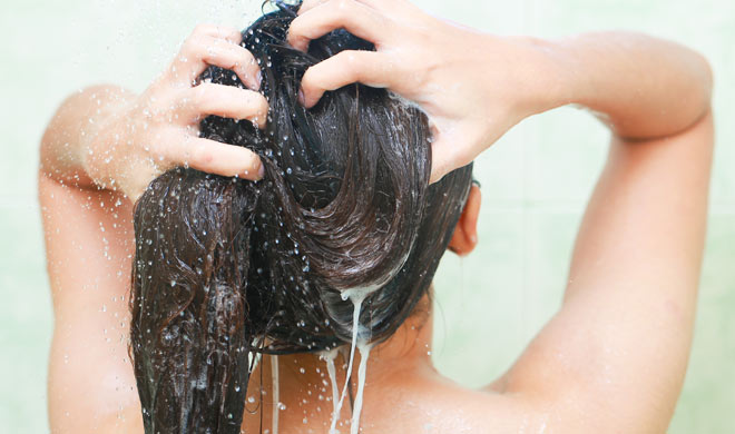 बालों में केमिकल वाला शैंपू का इस्तेमाल न करें, क्योंकि बाल रुखे और चमक चली जाती