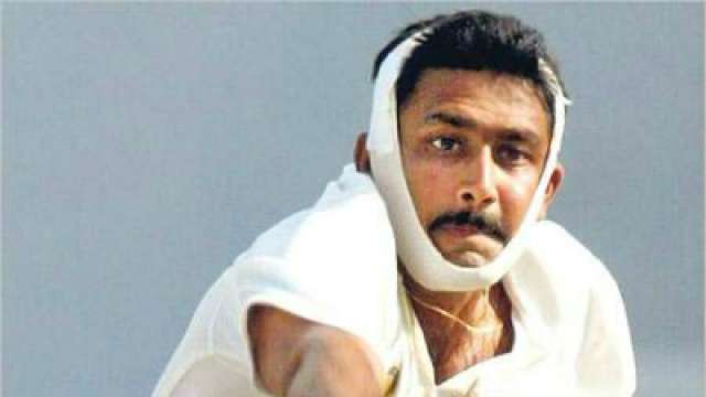 अनिल कुंबले की मैच के दौरान ठुड्डी टूट गई थी। लेकिन पट्टी बांध कि गेंदबाजी।