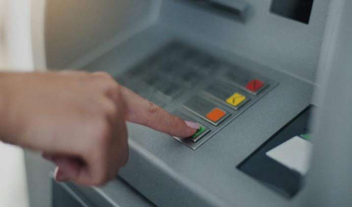 कितनी बार भी अपने बैंक के ATM से निकाल सकते हैं पैसा, बैंकों ने 31 दिसंबर तक हटाए सभी शुल्क कितनी बार भी अपने बैंक के ATM से निकाल सकते हैं पैसा, बैंकों ने 31 दिसंबर तक हटाए सभी शुल्क- India TV Paisa