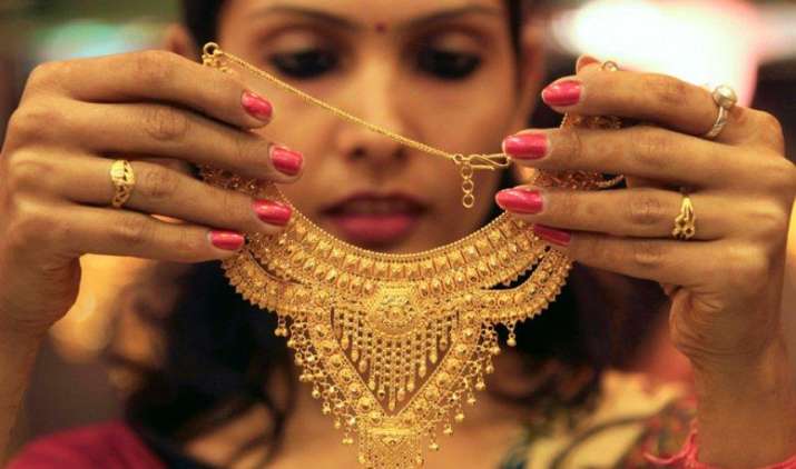 #Bullion : डॉलर की मजबूती से गोल्ड 300 रुपए फिसला, चांदी में 200 रुपए प्रति किग्रा का अाया उछाल #Bullion : डॉलर की मजबूती से गोल्ड 300 रुपए फिसला, चांदी में 200 रुपए प्रति किग्रा का अाया उछाल- India TV Paisa