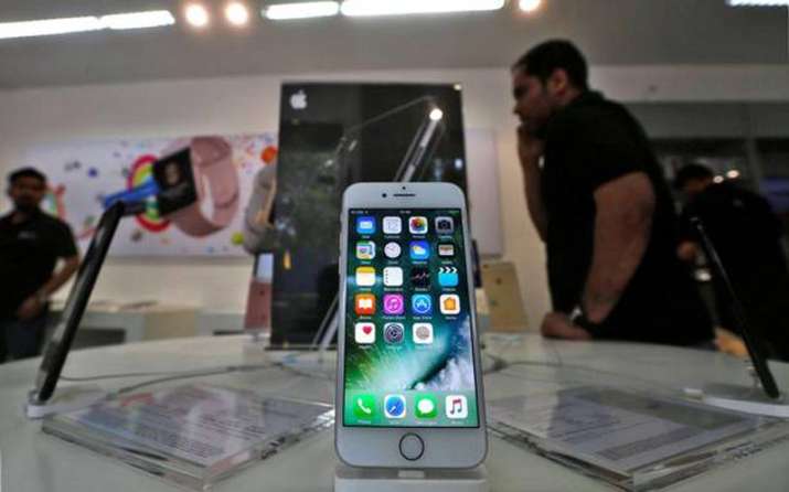 भारत में मैन्युफैक्चरिंग यूनिट लगाने में Apple की राह होगी आसान, सरकार शुल्क छूट की मांग पर कर रही है विचार भारत में मैन्युफैक्चरिंग यूनिट लगाने में Apple की राह होगी आसान, सरकार शुल्क छूट की मांग पर कर रही है विचार- India TV Paisa