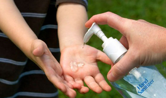 Pharma Synth company distributes 1,25,000 sanitizers to Corona Warriors Pharma Synth company distributes 1,25,000 sanitizers to Corona Warriors- India TV Paisa
