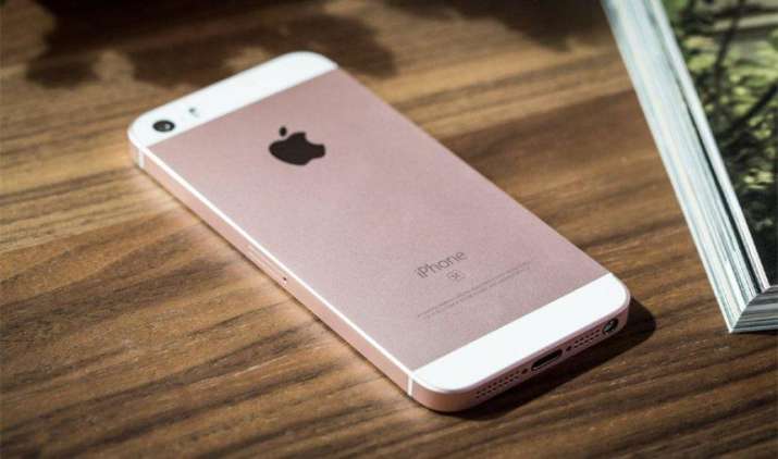 iPhone SE 19999 रुपए में खरीदने का है मौका, जानिए क्या है ऑफर iPhone SE 19999 रुपए में खरीदने का है मौका, जानिए क्या है ऑफर- India TV Paisa