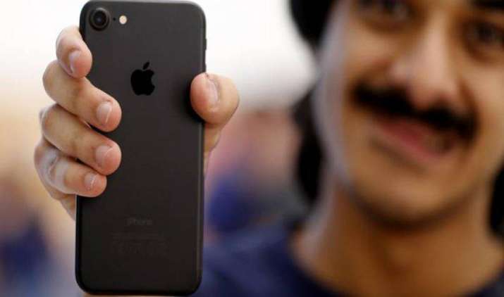 Q1 में दुनिया का सबसे ज्यादा बिकने वाला स्मार्टफोन बना Apple iPhone 7, 3 महीने में बिके 2.15 करोड़ फोन Q1 में दुनिया का सबसे ज्यादा बिकने वाला स्मार्टफोन बना Apple iPhone 7, 3 महीने में बिके 2.15 करोड़ फोन- India TV Paisa