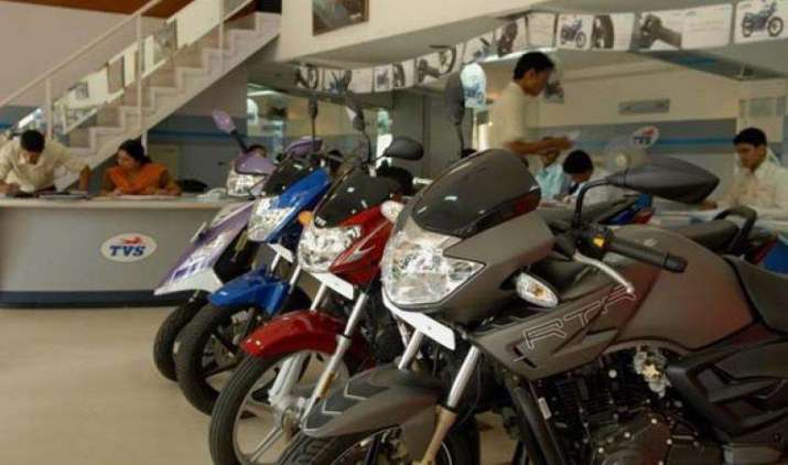 बुलेट के बाद अब सस्ती हुई TVS मोटर की बाइक और स्कूटर्स, GST से पहले कीमतों में की कटौती बुलेट के बाद अब सस्ती हुई TVS मोटर की बाइक और स्कूटर्स, GST से पहले कीमतों में की कटौती- India TV Paisa