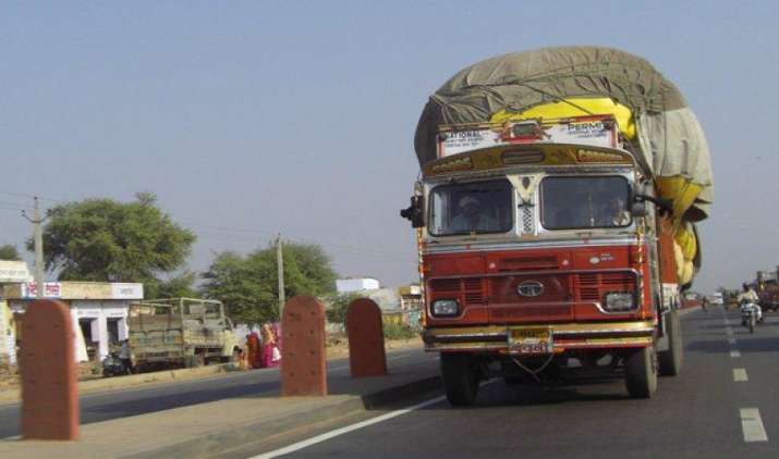 GST के बाद ट्रकों ने पकड़ी रफ्तार, 30% ज्यादा रास्ता कर रह हैं तय GST के बाद ट्रकों ने पकड़ी रफ्तार, 30% ज्यादा रास्ता कर रह हैं तय- India TV Paisa