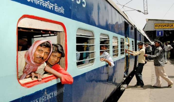 रेलवे कर रही है यात्रियों को दिवाली का उपहार देने की तैयारी, जल्द होगी ऑनलाइन टिकट सस्ता करने की घोषणा रेलवे कर रही है यात्रियों को दिवाली का उपहार देने की तैयारी, जल्द होगी ऑनलाइन टिकट सस्ता करने की घोषणा- India TV Paisa