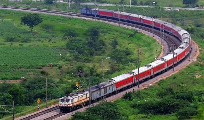 ट्रेन हुई लेट तो SMS से मिल जाएगी सूचना, राजधानी और शताब्दी के यात्रियों के लिए रेलवे ने शुरू की सुविधा ट्रेन हुई लेट तो SMS से मिल जाएगी सूचना, राजधानी और शताब्दी के यात्रियों के लिए रेलवे ने शुरू की सुविधा- India TV Paisa